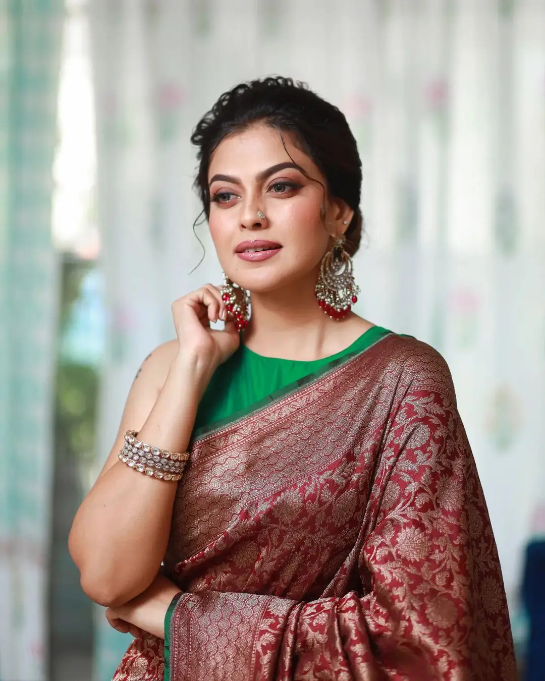 ANUSREE NAIR WEARING BEAUTIFUL EARRINGS JEWELLERY MAROON SAREE GREEN BLOUSE